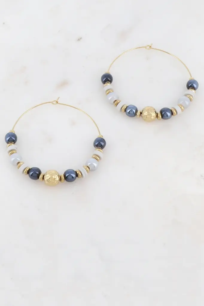 Créoles avec perles en céramique, perles heishi et boule dorée